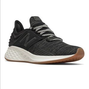 New Balance Roav in Black/Sea Salt